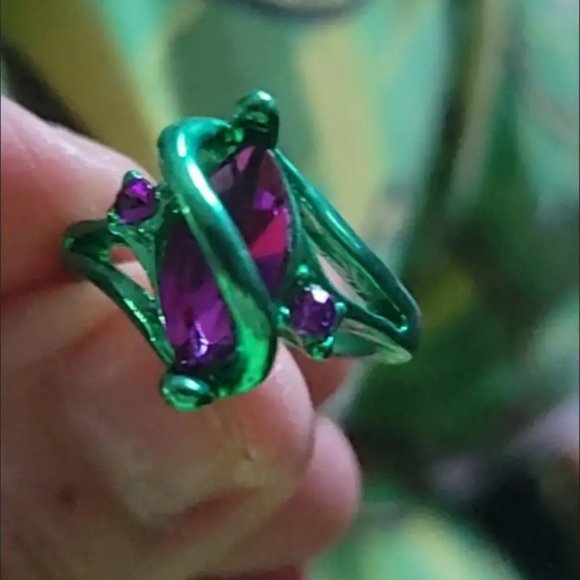 BEAUTIFUL ring for women  sz 8 green ring with purple stones  ... R56 - Picture 4 of 8